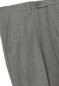 Pantaloni grigi a spina di pesce realizzati in tessuto strutturato. Presentano una chiusura con bottone, pieghe e tasche laterali per un look elegante e sartoriale.