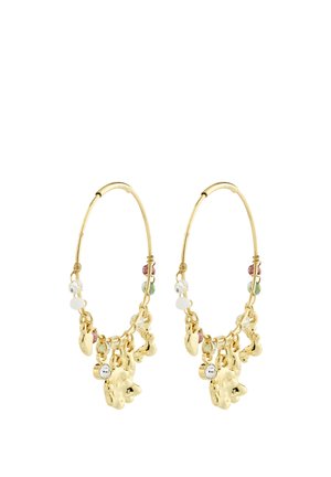 Guld øreringe i hoop med hængende charmes, herunder guldformer, små flerfarvede perler og klare krystalelementer.