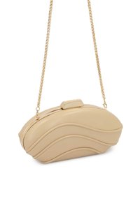 Clutch da sera beige con texture ondulata, hardware dorato e tracolla a catena. Il design presenta una forma strutturata e una chiusura a clessidra.