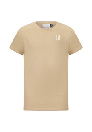 Beżowy t-shirt z krótkim rękawem i okrągłym dekoltem, z małym białym logo „RETOUR R” na górnej lewej stronie klatki piersiowej.