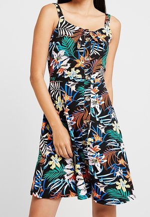 Robe noire à motifs floraux avec bretelles ajustables, boutons sur le devant, couleurs vives et jupe évasée, fabriquée en tissu léger.