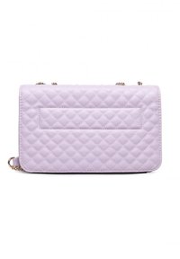 Prošívaná kabelka levandulové barvy vyrobená z umělého materiálu, s obdélníkovým tvarem, řetízkem na nošení a hladkým, texturovaným povrchem.