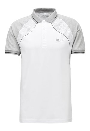 Biała koszulka polo z jasnoszarymi rękawami, czarnym przeszyciem, teksturowanymi panelami na ramionach i logo „BOSS HUGO BOSS” na piersi.