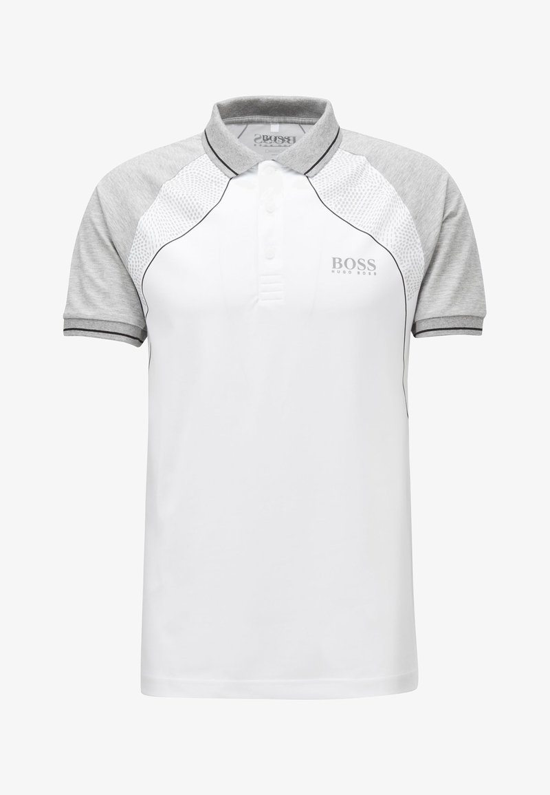 Polo blanc avec manches gris chiné, passepoil noir, panneaux d’épaule texturés et logo « BOSS HUGO BOSS » sur la poitrine.