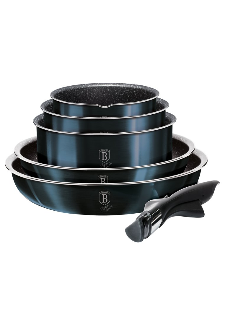 Set aus fünf schwarzen, antihaftbeschichteten Bratpfannen mit metallischem Glanz, ausgestattet mit ergonomischem Griff und einem silbernen Akzent um die Ränder.