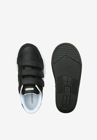 Sneaker en cuir noir avec trois fermetures à bande et accents blancs, dotée d'une semelle en caoutchouc texturée avec un motif pour une meilleure adhérence.