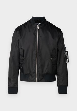 Crna bomber jakna izrađena od glatkog najlona, s prednjim zatvaračem, dva bočna džepa, rebrastim manžetama i oznakom s logotipom na rukavu.