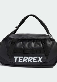 Crna vodootporna putna torba s teksturiranim završetkom, ima dva ručka za nošenje, podesive remene i veliki bijeli logotip "TERREX".