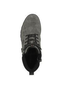 Bota de ante gris con cordones negros, punta redonda y cuello acolchado. Presenta un forro interior negro en contraste y suela texturizada.