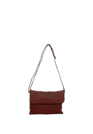 Braune Leder-Umhängetasche mit verstellbarem Schulterriemen und Klappverschluss, vor weißem Hintergrund präsentiert.