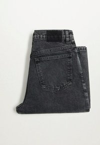Jeans en denim noir pliés avec une poche arrière, présentant un design simple et des détails de couture, affichés sur un fond clair.