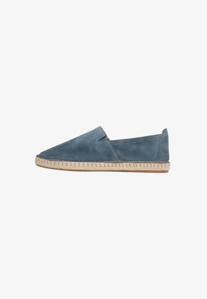 Espadrilla blu in pelle scamosciata con suola in juta beige cucita e punta arrotondata, mostrata su sfondo bianco.