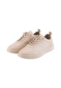 Baskets en cuir beige avec un bout rond, un système de laçage, des côtés texturés et un subtil détail de couture ; semelle en caoutchouc avec une légère plateforme.