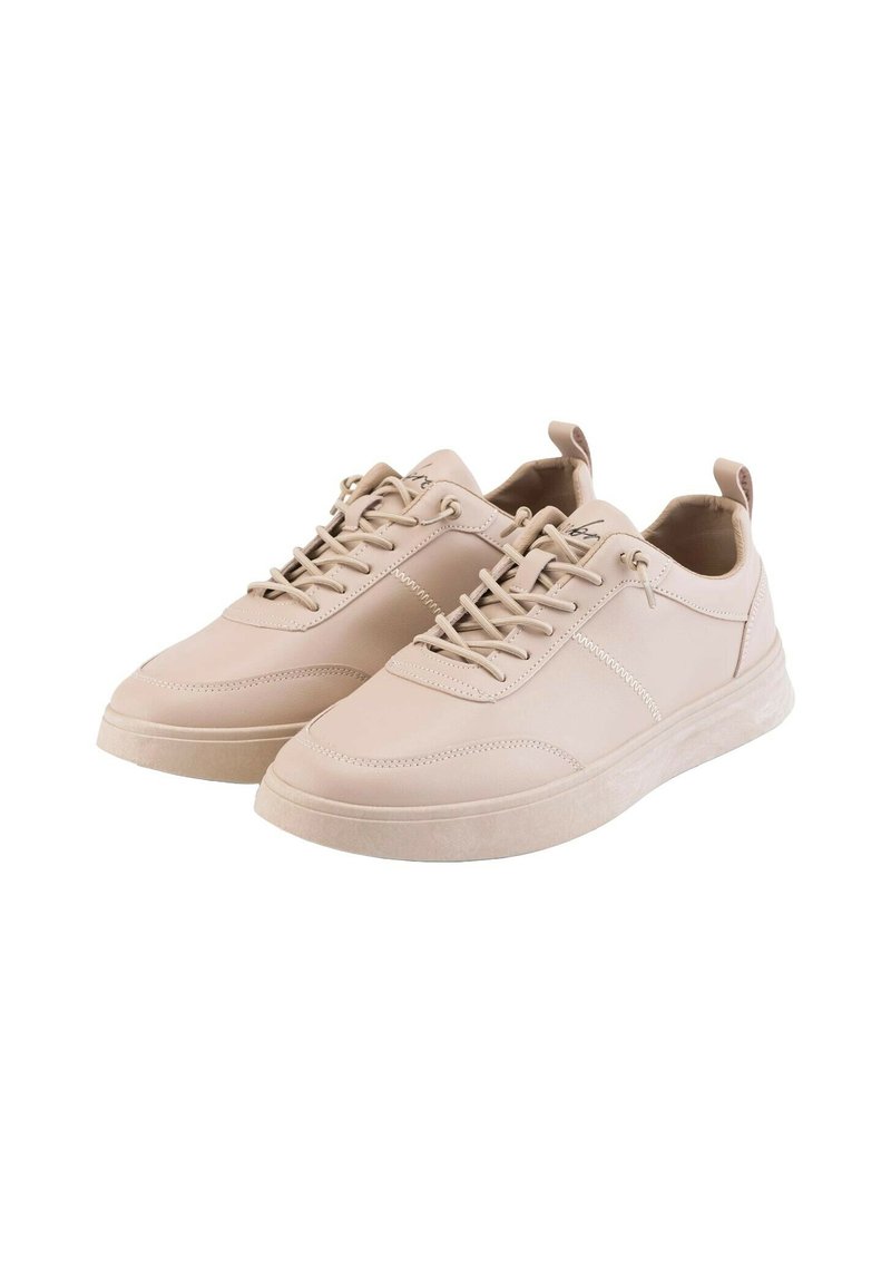 Baskets en cuir beige avec un bout rond, un système de laçage, des côtés texturés et un subtil détail de couture ; semelle en caoutchouc avec une légère plateforme.