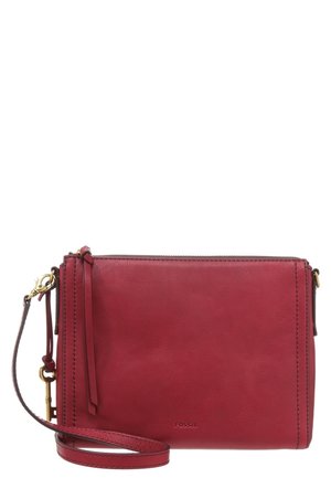 Rotes Fossil-Leder-Handgelenksetui mit Reißverschluss in Goldoptik, Schlüsselanhänger und abnehmbarem Handgelenkriemen.