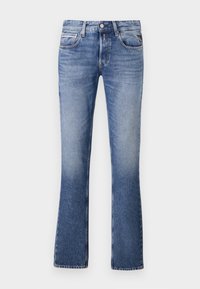 Jeans acampanados de denim azul claro con una cintura regular, cinco bolsillos y un diseño desgastado. Presenta costuras visibles y un cierre de botón.