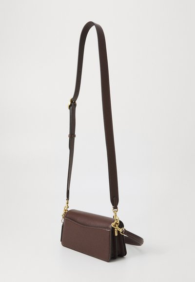 Кафява кожена чанта тип crossbody с текстурирана повърхност, тънка правоъгълна форма, златисти акценти и регулиращо се презрамка.