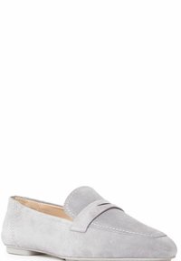 Graue Wildleder-Fersenschuhe mit einer flachen Gummisohle, die ein genähtes Akzentband über dem Obermaterial und ein glattes Innenfutter aufweisen.