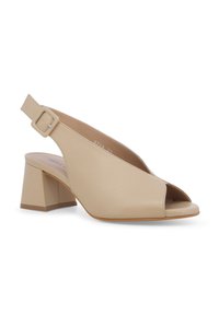 Tacchi slingback beige con punta aperta, tacco quadrato, texture in pelle liscia e cinturino regolabile con fibbia.