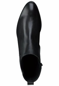 Botín de cuero negro con puntera puntiaguda y cremallera lateral. Textura suave, diseño minimalista y corte bajo alrededor del tobillo.