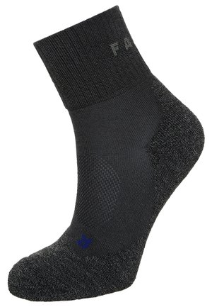 Schwarze Knöchelsocke mit verstärkter Ferse und Zehen, texturiertem Stoff, geripptem Bündchen und einem kleinen blauen Logo nahe der Basis.