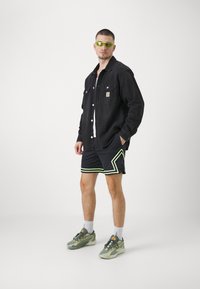 Jordan DIAMOND SHORT - Urheilushortsit - black/volt glow