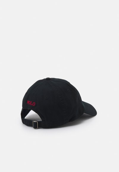 Casquette de baseball noire avec une visière incurvée, tissu texturé, sangle ajustable et logo "POLO" rouge à l'arrière.