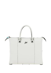 Sac en cuir blanc avec une forme rectangulaire élégante, des accents en métal noir, deux poignées et un logo sur le devant. Fermeture éclair.
