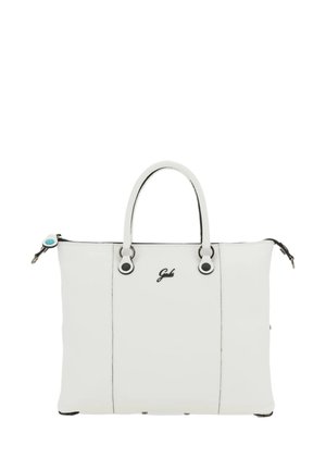 Sac en cuir blanc avec une forme rectangulaire élégante, des accents en métal noir, deux poignées et un logo sur le devant. Fermeture éclair.