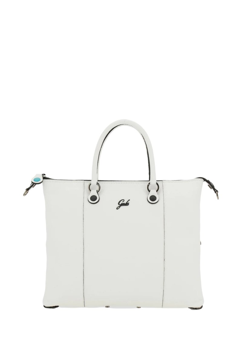 Sac en cuir blanc avec une forme rectangulaire élégante, des accents en métal noir, deux poignées et un logo sur le devant. Fermeture éclair.