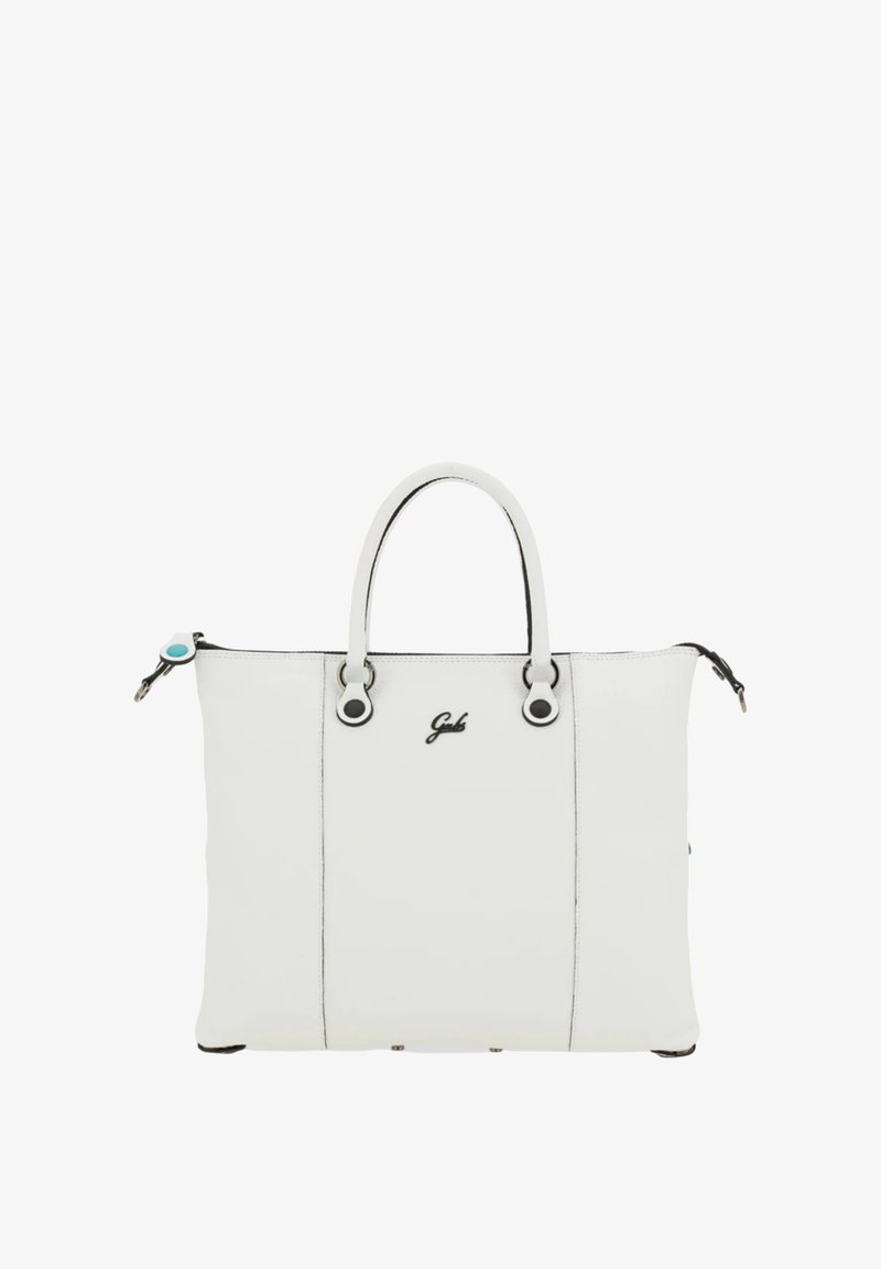 Witte lederen tas met een slank rechthoekig ontwerp, zwarte hardware-accenten, dubbele handgrepen en een logo aan de voorkant. Ritssluiting.