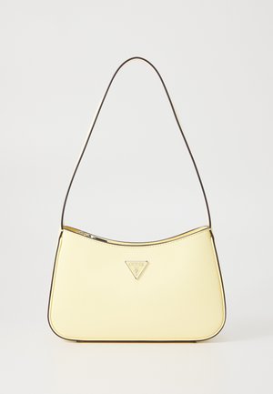 Gul syntetisk håndtaske med en buet form, tynd mørk skulderrem og et sølvfarvet trekantet logo på forsiden. Glat tekstur og minimalistisk design.