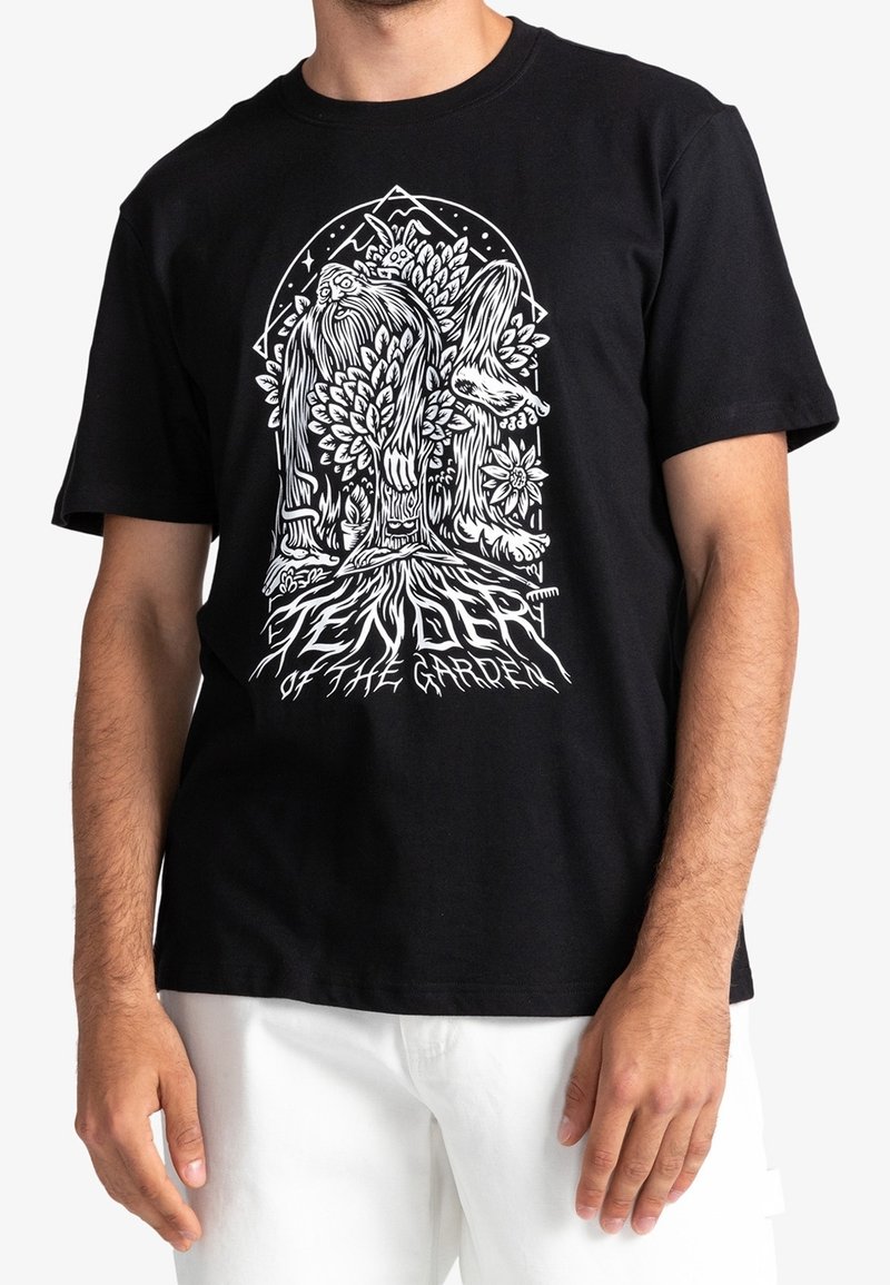 T-shirt noir avec une illustration blanche détaillée d'une silhouette arborée barbu, du feuillage et le texte « Tender of the Garden ».