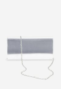 Bolso de mano plateado metálico con forma rectangular, que cuenta con una cadena desmontable y una superficie de textura suave.