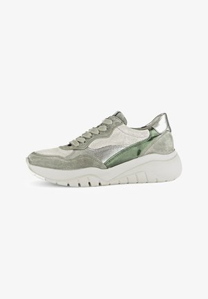 Wildleder- und Metallic-Sneaker in hellgrauen und grünen Farbtönen. Mit einer dicken weißen Sohle, strukturierten Akzenten und Schnürverschluss. Leichtes Design.