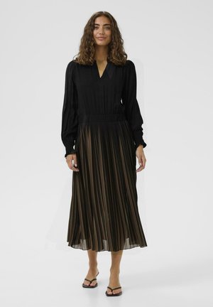Schwarzes plissiertes Kleid mit V-Ausschnitt und langen Puffärmeln, das einen strukturierten Oberteil und einen fließenden, geschichteten Rock in dunklen Farbtönen aufweist.