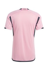 Maillot de sport rose à manches courtes, avec des accents contrastants bleu marine sur les épaules et les coutures latérales, et une finition en tissu texturé.