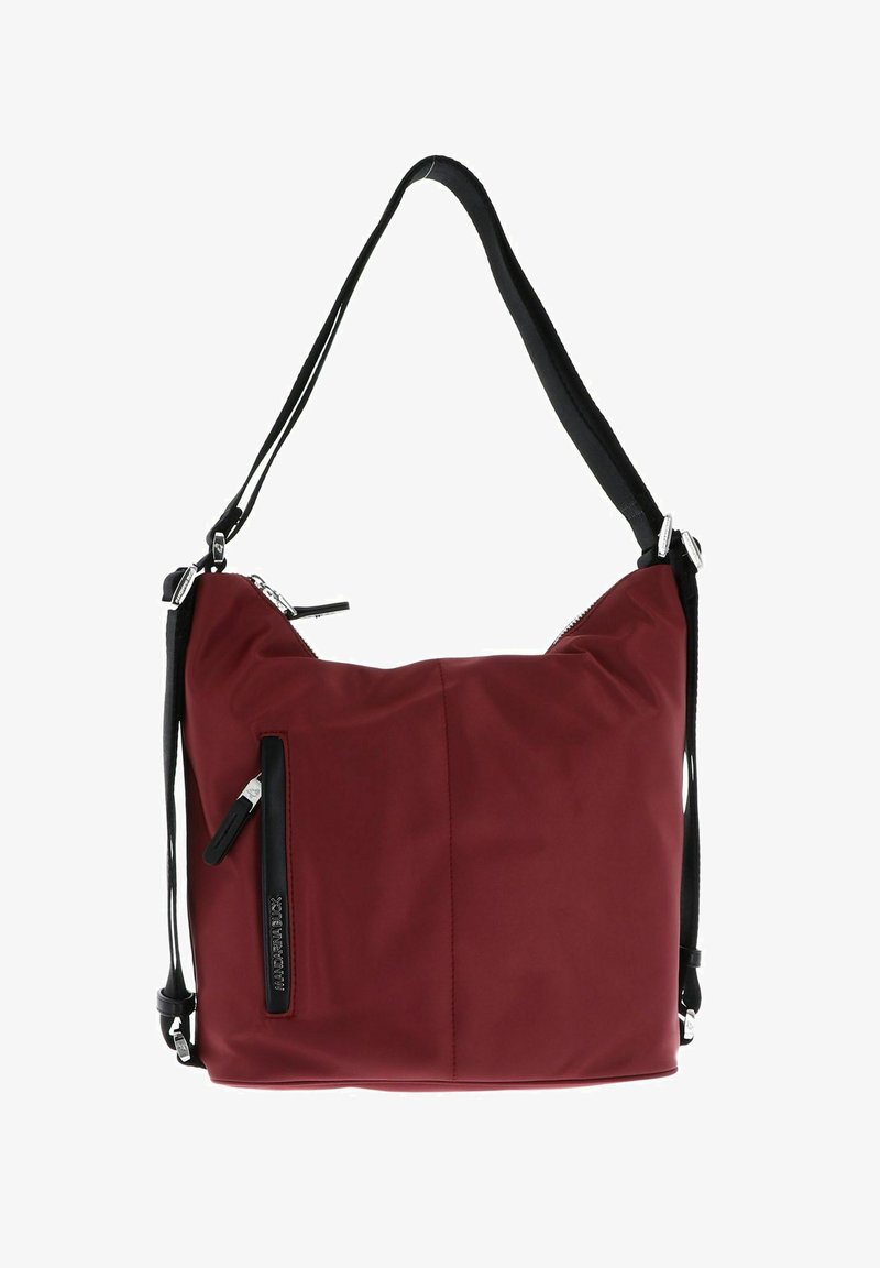 Sac à main en nylon rouge avec une structure souple, doté d'une bandoulière noire réglable et d'une poche zippée à l'avant avec des accents en métal argenté.