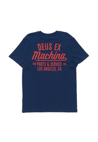 Mørkeblå bomulds T-shirt med rød tekst på ryggen, der viser "DEUS EX Machina" og "PARTS & SERVICE USA," med en rund halsudskæring.