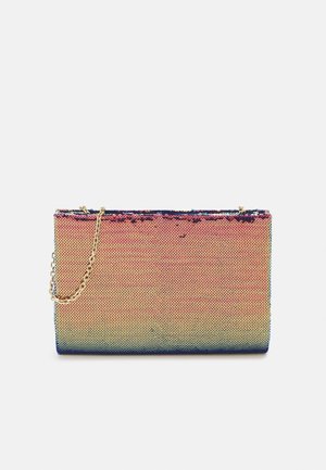 Rechteckige Clutch mit bunten, wendbaren Pailletten und einem goldenen Kettenriemen vor weißem Hintergrund.