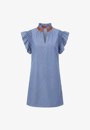Blauw-witte, verticaal gestreepte mouwloze jurk met gerimpelde randen, gesmockte mouwen en een opstaande kraag met bruine leren afwerking.