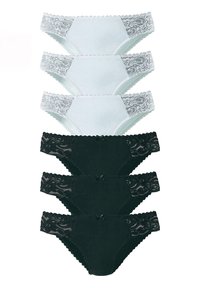 Set van vijf vrouwenonderbroeken, twee lichtblauw met kanten rand en drie zwart met kanten accenten, met een gladde stof en een decoratieve strik.