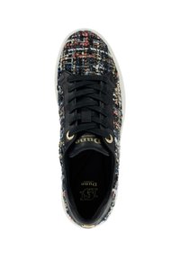 Zwarte leren sneakers met een multicolor tweed bovenzijde, gouden oogjes, zwarte veters en een witte rubberen zool.