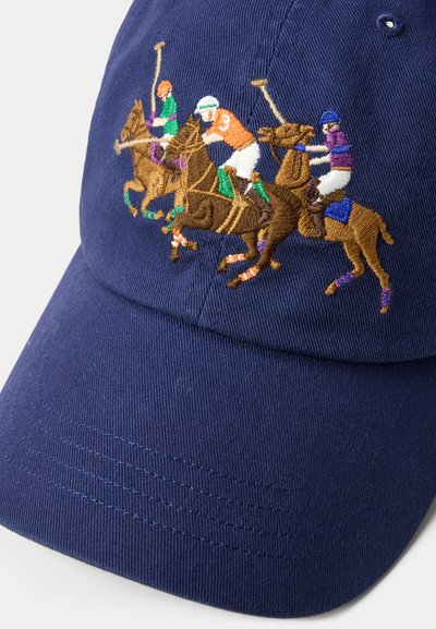 Μπλε σκουρό καπέλο του μπέιζμπολ από βαμβάκι, με λεπτομερείς κεντημένους παίκτες πόλο επάνω σε άλογα, με διακριτά χρώματα και υφές στο σχέδιο.