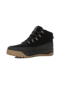 Scarpe da trekking alte nere realizzate in suede e materiali sintetici, con occhielli in metallo, suola in gomma e tomaia testurizzata.