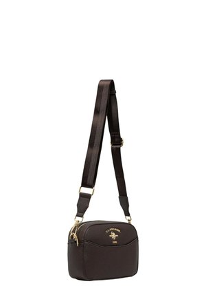 Borsa a tracolla in pelle marrone con finitura testurizzata, dettaglio logo dorato e tracolla regolabile. Presenta una chiusura con zip e un design curvo.