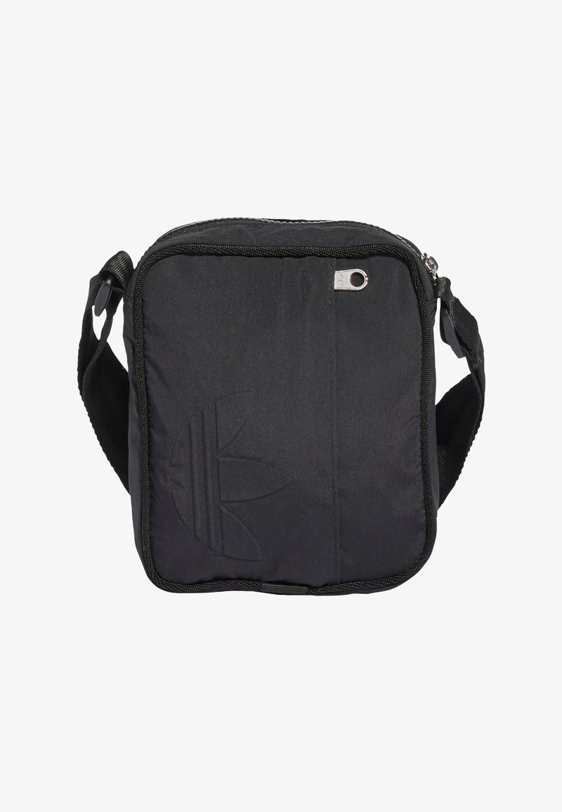 Melnas neilona krūšu soma ar rāvējslēdzēju, izceļas ar smalku iegravētu logo, regulējamu siksnu un taisnstūra formu.