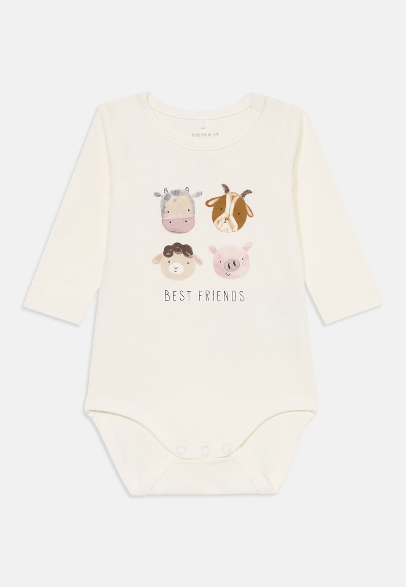 Langärmliger Baumwoll-Babykombinationsanzug in Creme mit Tierillustrationen und dem Text "BESTE FREUNDE." Mit Druckknopfverschluss im unteren Bereich.