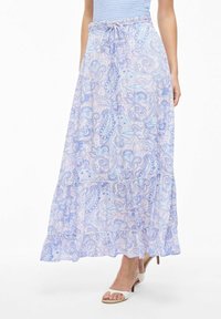 Gonna maxi azzurra con motivo paisley, realizzata in tessuto morbido, con vita regolabile e design a strati. Texture liscia e forma fluida.