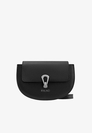 Crna kožna torbica na rame s zaobljenim oblikom, magnetnim preklopom i srebrnim detaljem. Na prednjoj strani otisnut je reljefni logo.